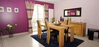 Maison de 88 m², composée au rez-de-chaussée d'un séjour + cuisine de 39 m², WC + cellier. A l'étage, 3 chambres avec placards et une salle de bains + WC. Maison RT 2012 à haute isolation thermique, équipée d'un système de détection incendie, de gestion des consommations d'énergie et d'un chauffage intelligent.