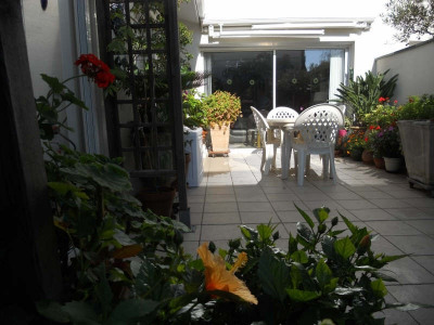 annonce immobiliere Vente de prestige Maison / villa Andernos-les-Bains Andernos hyper centre, maison de ville offrant séjour, cuisine, cellier, 4 chambres, 2 salle d'eau, 2 WC. ...