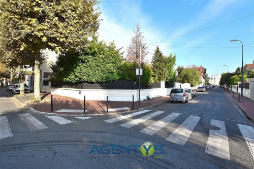 Verkauf - Grundstück - 380 m2 - La Varenne Saint Hilaire - Photo 