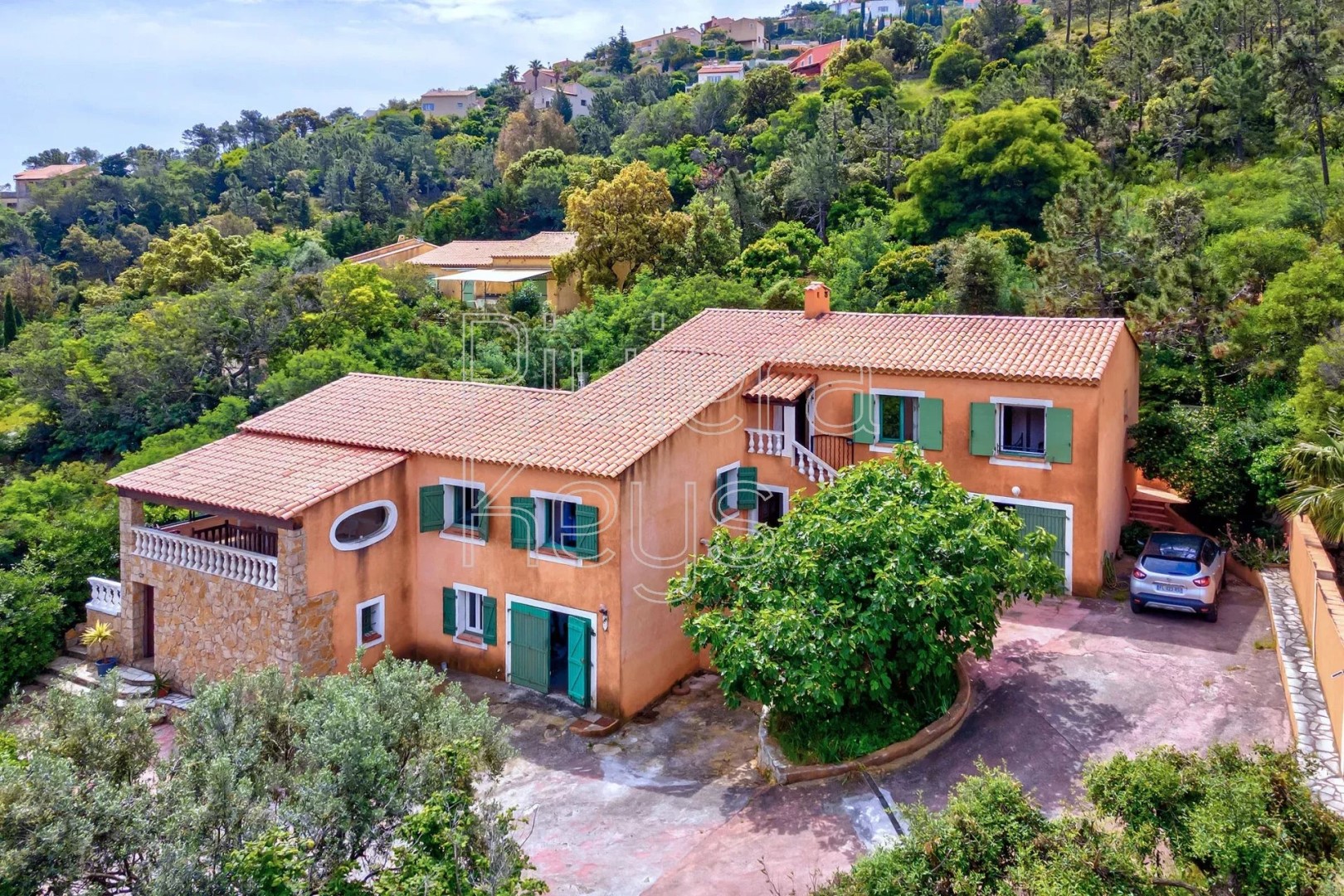 Maison de luxe à vendre dans le quartier Le Dramont-Agay-Anthéor-Le Trayas