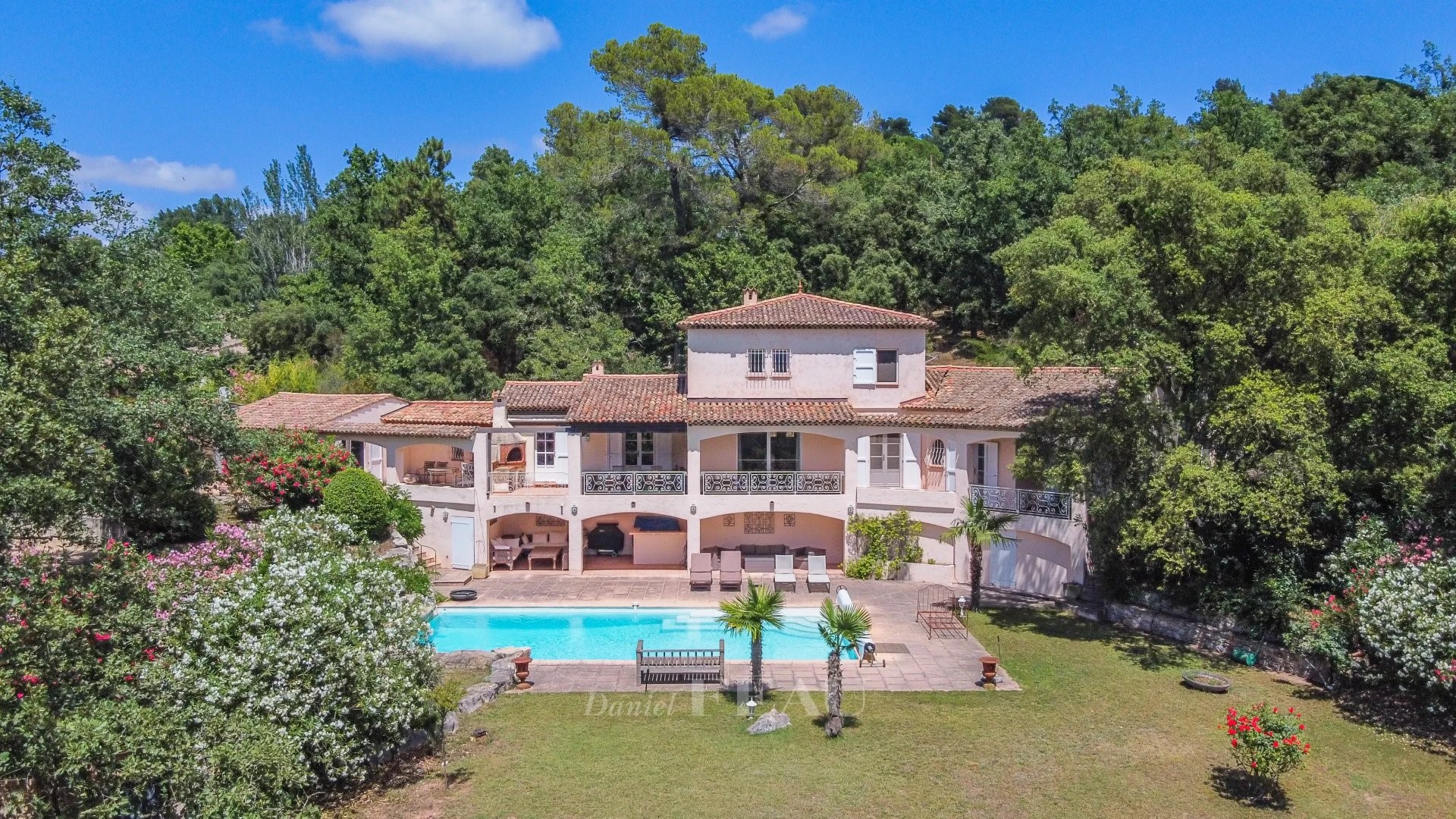 Luxe stadswoning te koop in Saint-Paul-en-Forêt