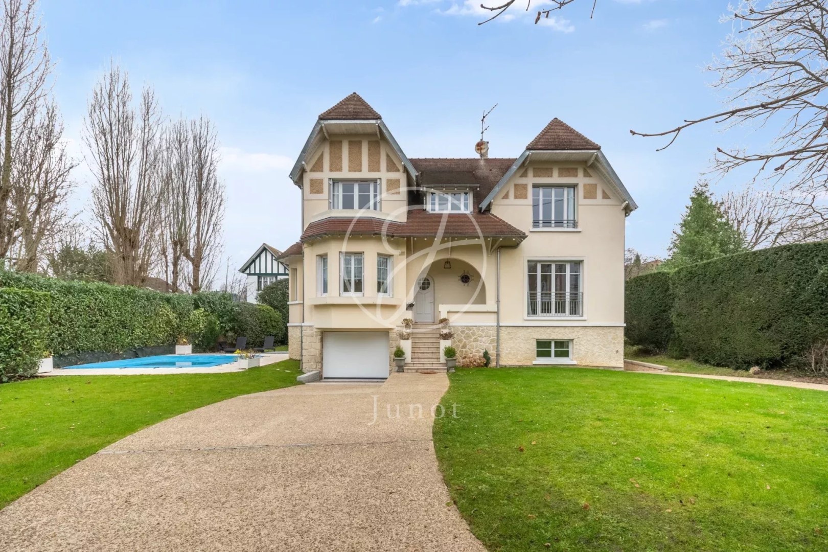Luxury house to rent in the district Sud RER