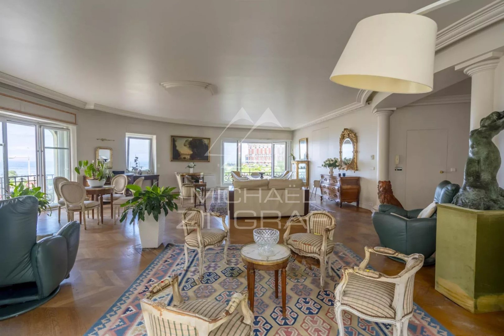 Luxury apartment for sale in the district Mairie-Marne