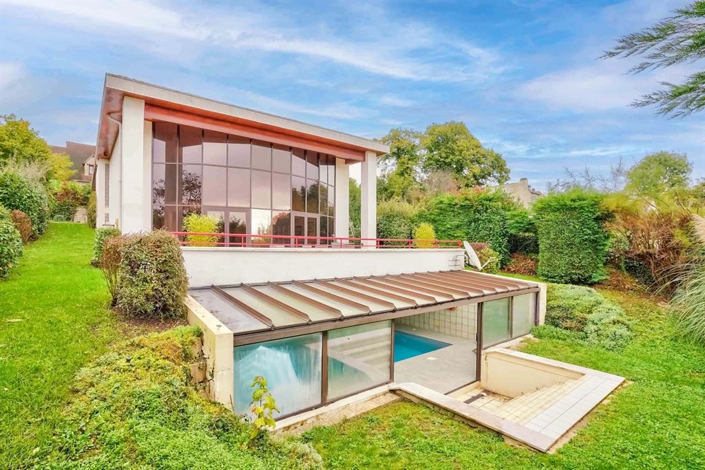 Architect house for sale in the district Coteaux-Felifeu