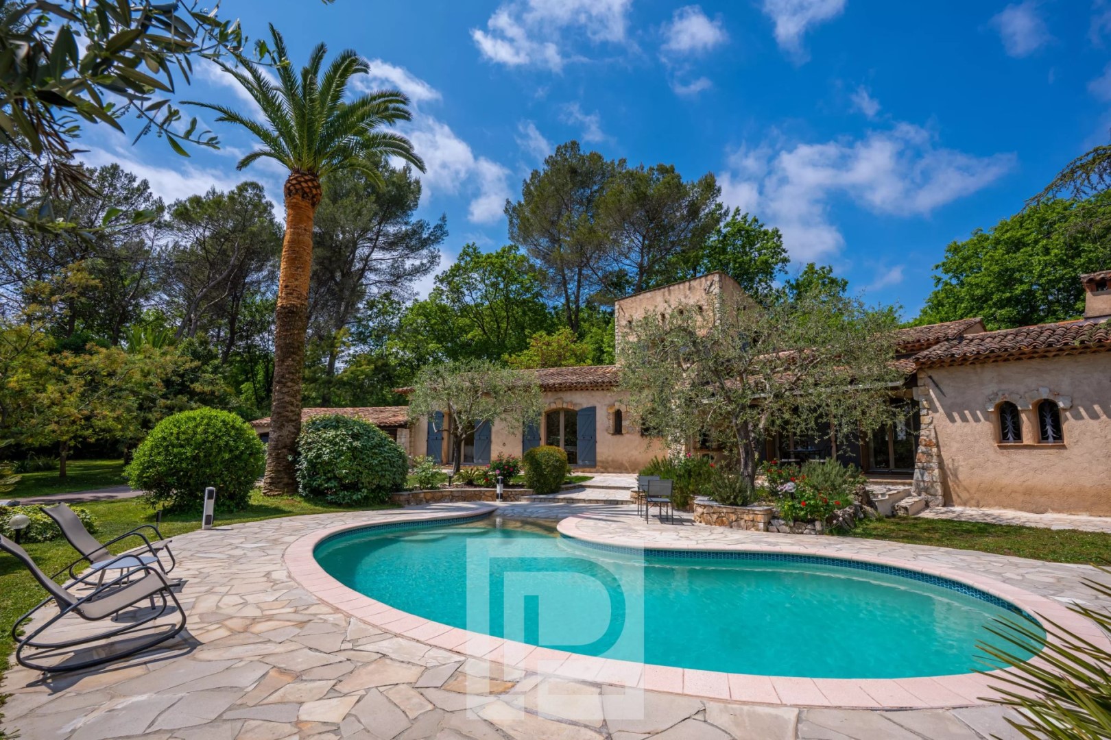 Luxe stadswoning te koop in Mougins