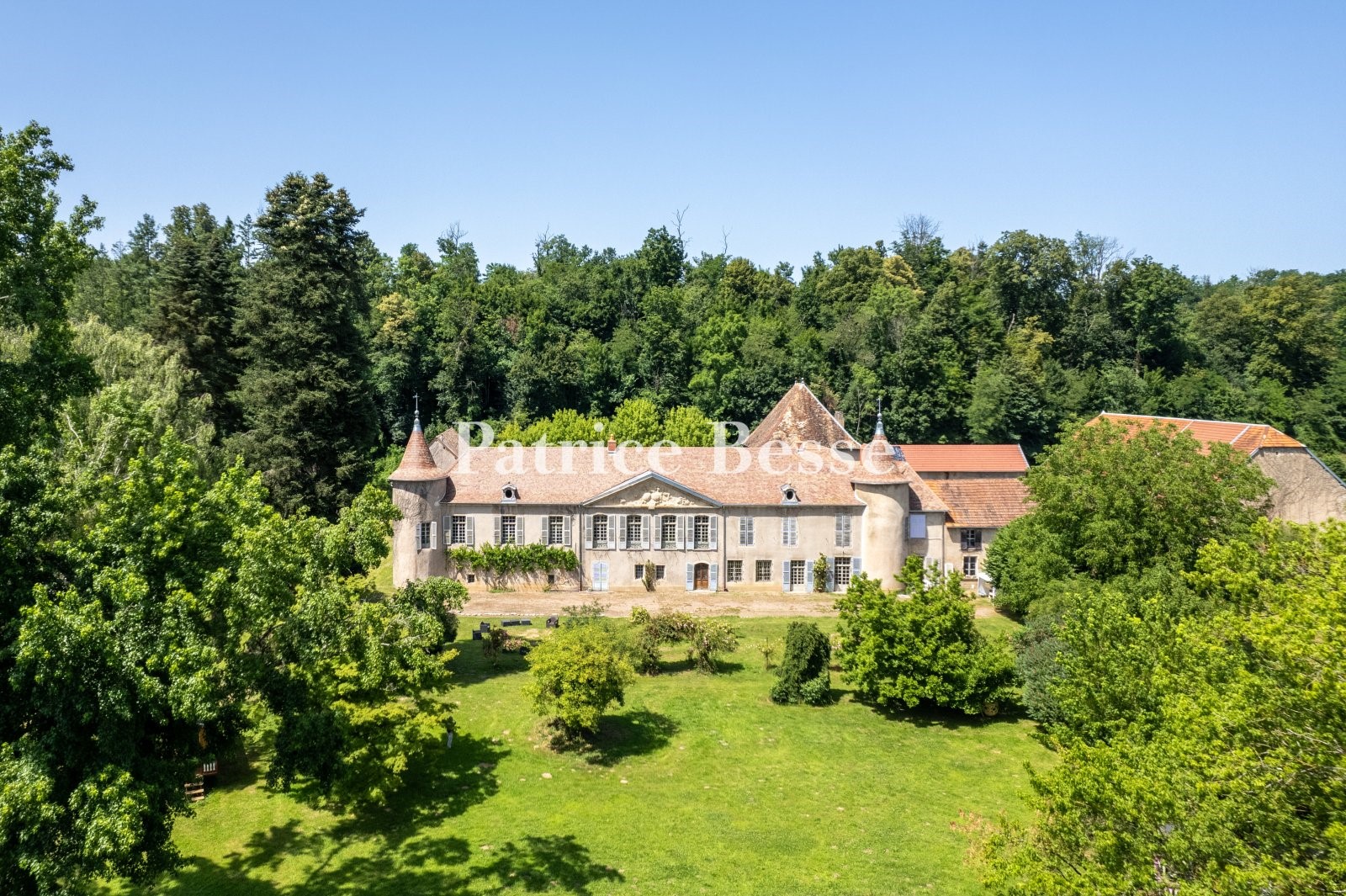 Castle for sale in Aulx-lès-Cromary