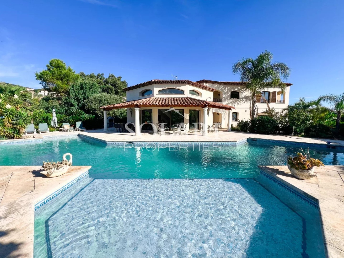 Luxury villa for sale in the district Le Grand Duc-Minelle