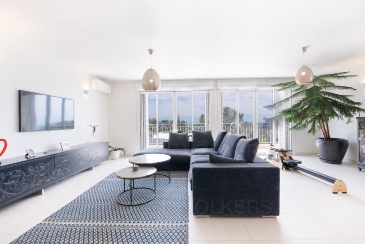 Villa de luxe à vendre dans le quartier Boulouris