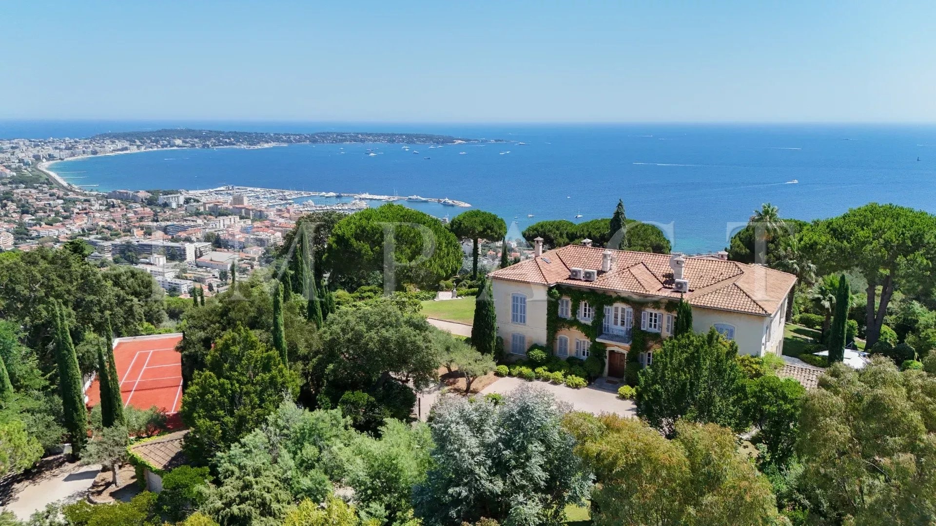 Farm for rent in the district Le Riou