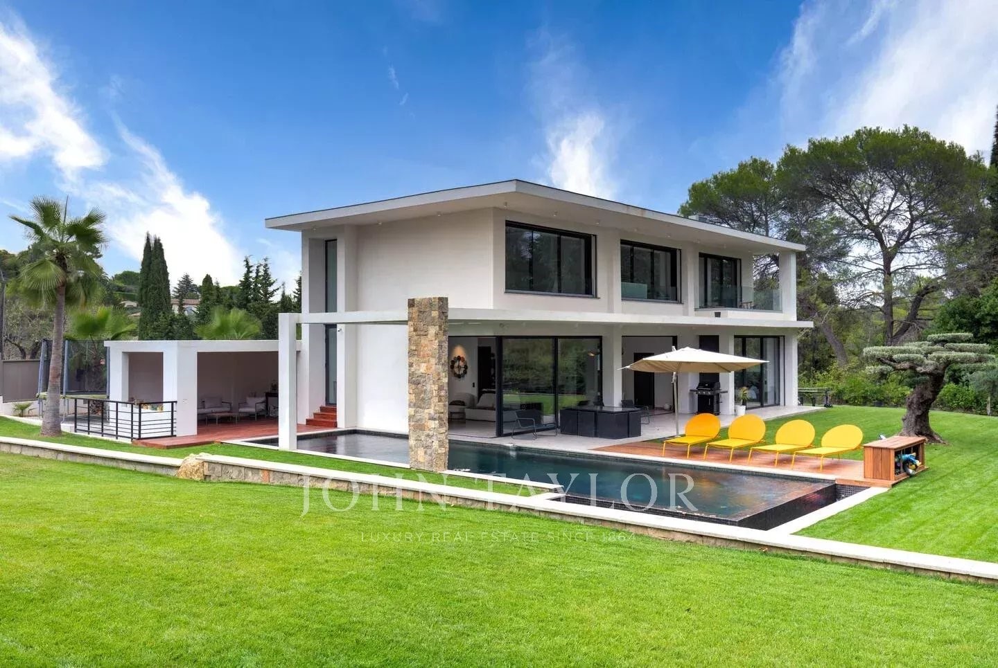 Luxury house to rent in Valbonne