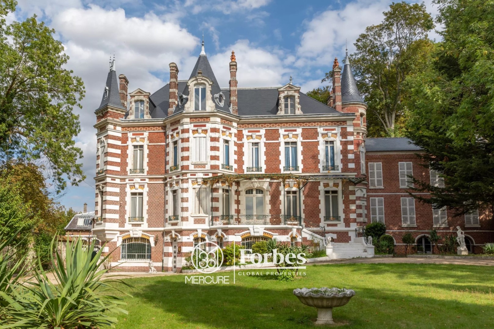 Castle for sale in Marle