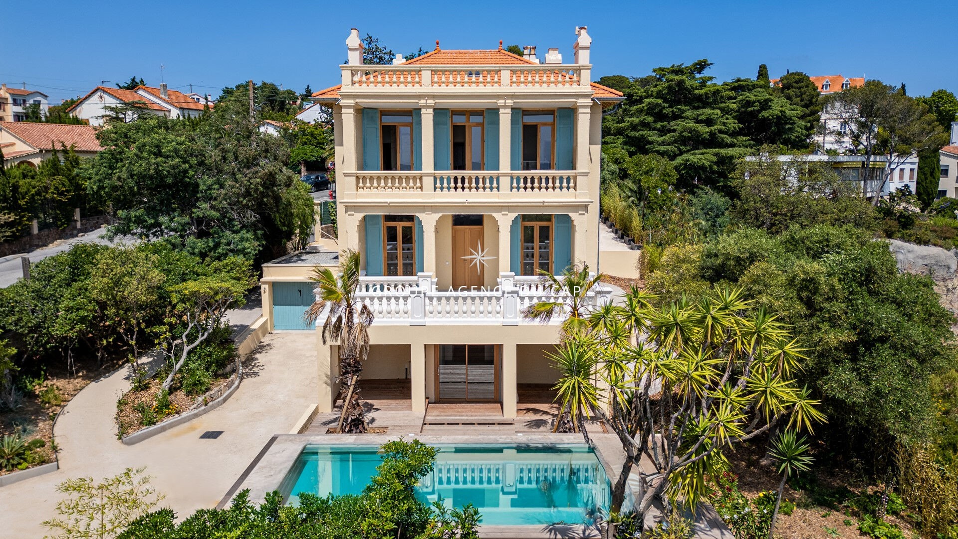 Villa de luxe à vendre dans le quartier Plateau Notre Dame Nord