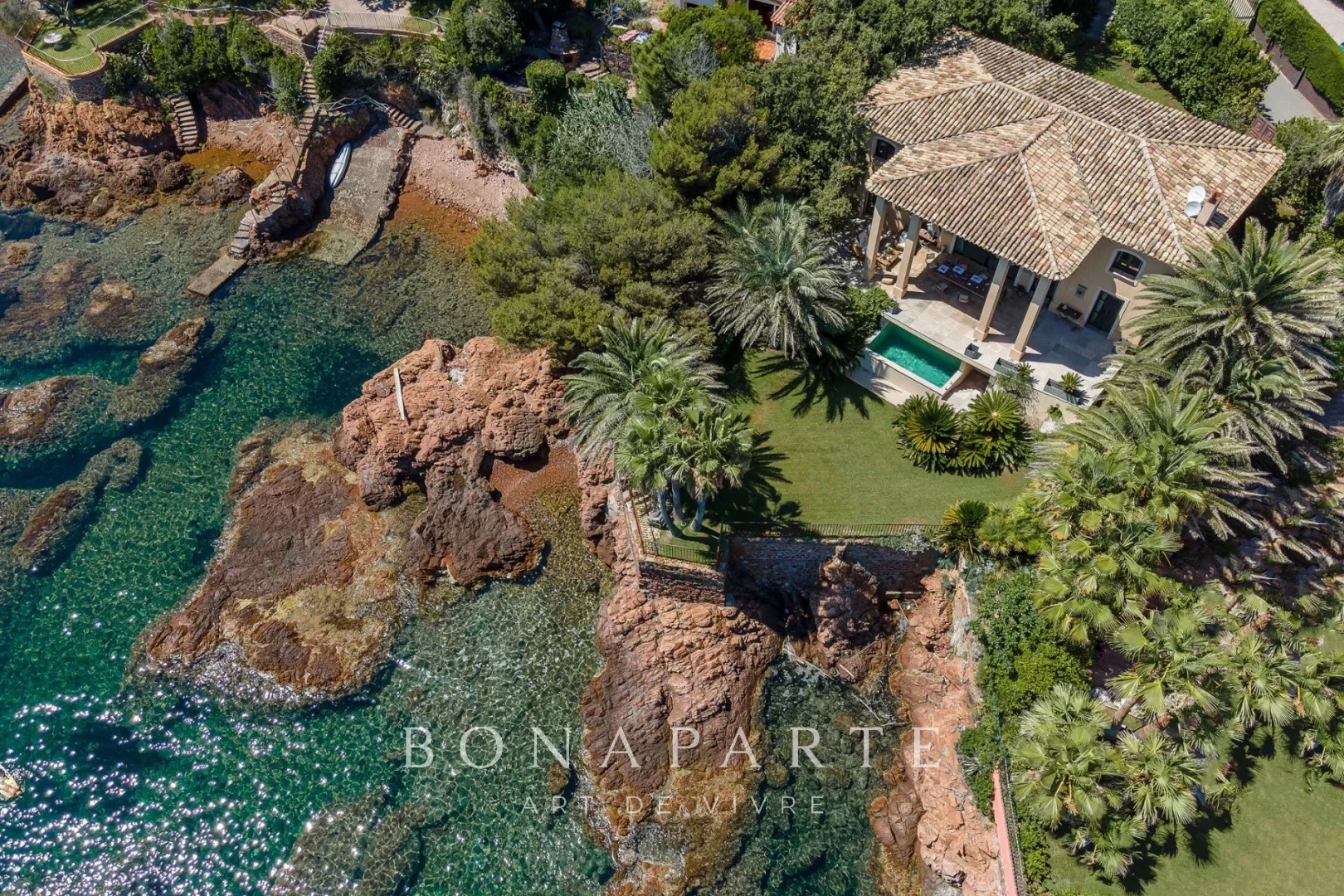 Villa de luxe à vendre dans le quartier Plateau Notre Dame Sud-Bord de mer-Beaurivage