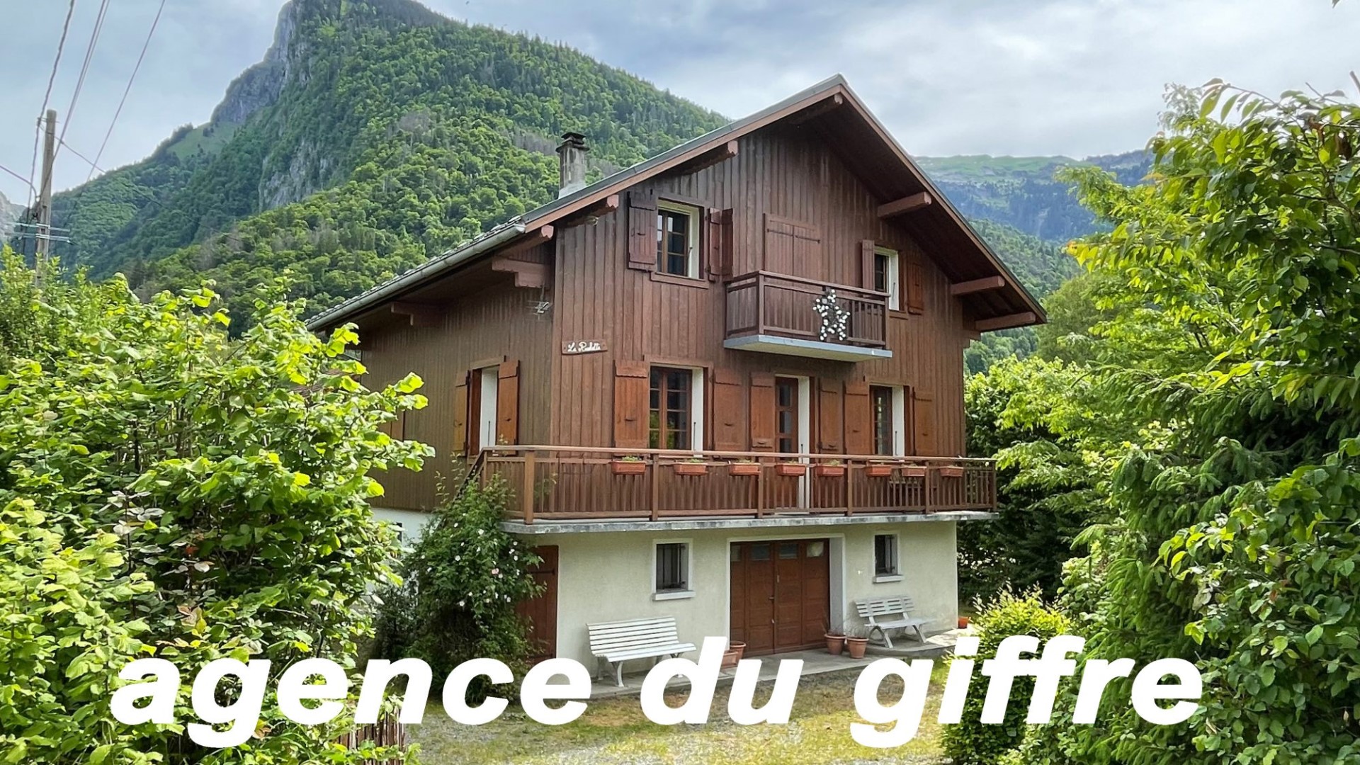 Chalet familial 8 pièces - Proche centre village - Fort potentiel - Sous-sol complet à Samoëns (74330) — 2