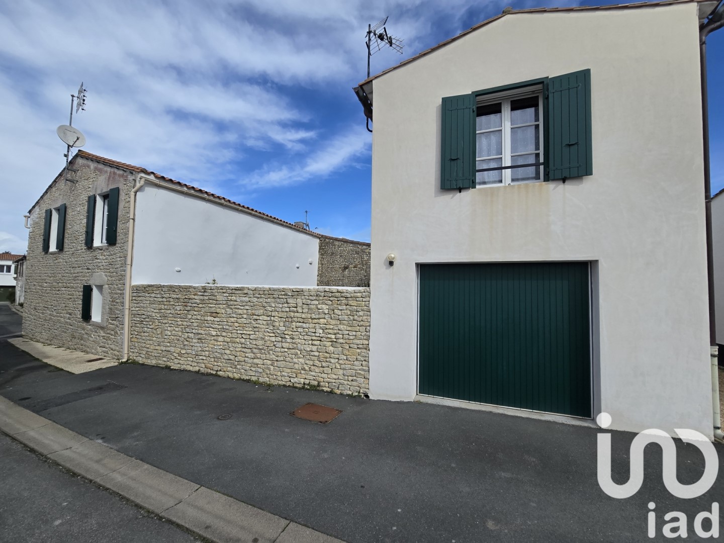 Traditional property for sale in La Flotte