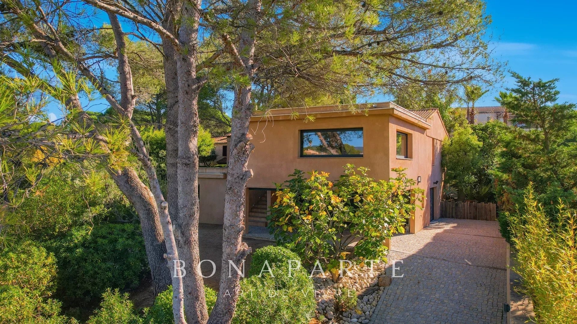 Villa de luxe à vendre dans le quartier Sainte Brigitte