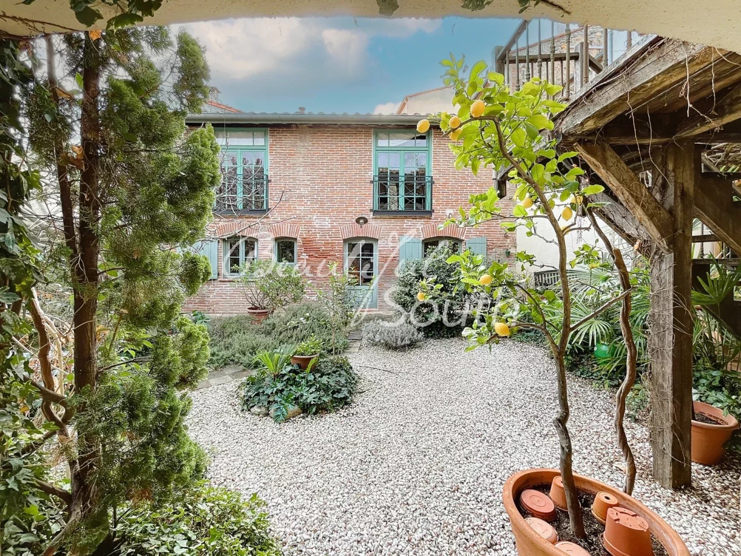 Private mansion for sale in the district Ouest