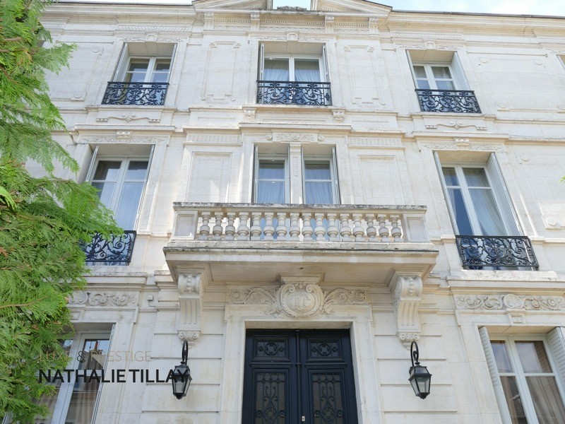 Private mansion for sale in the district Martroi-Cathédrale