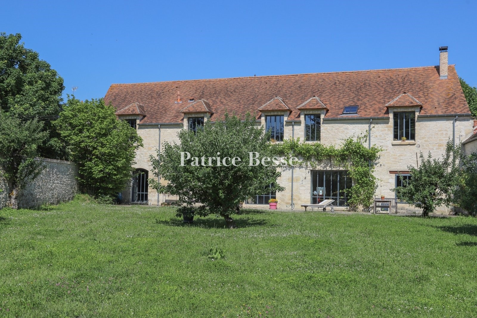 Old house for sale in Vert