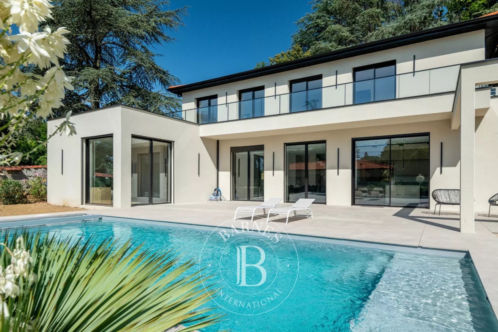 Luxury house for sale in the district Le-Perollier