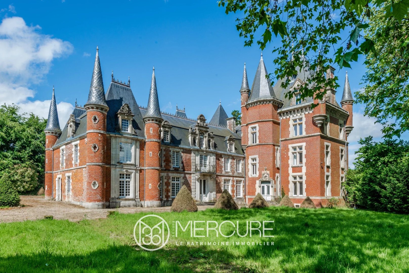 Castle for sale in Rozoy-sur-Serre