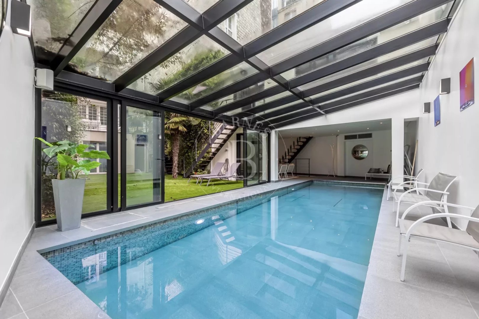 Private mansion for rent in the district Bois de Boulogne