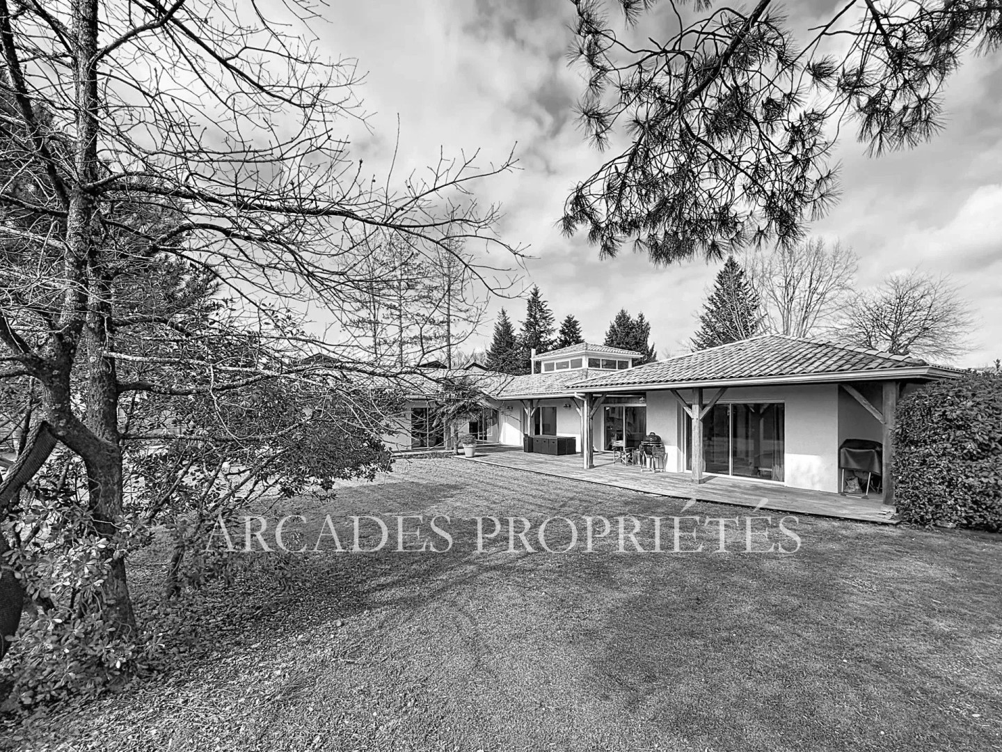 Villa de luxe à vendre dans le quartier Saturne