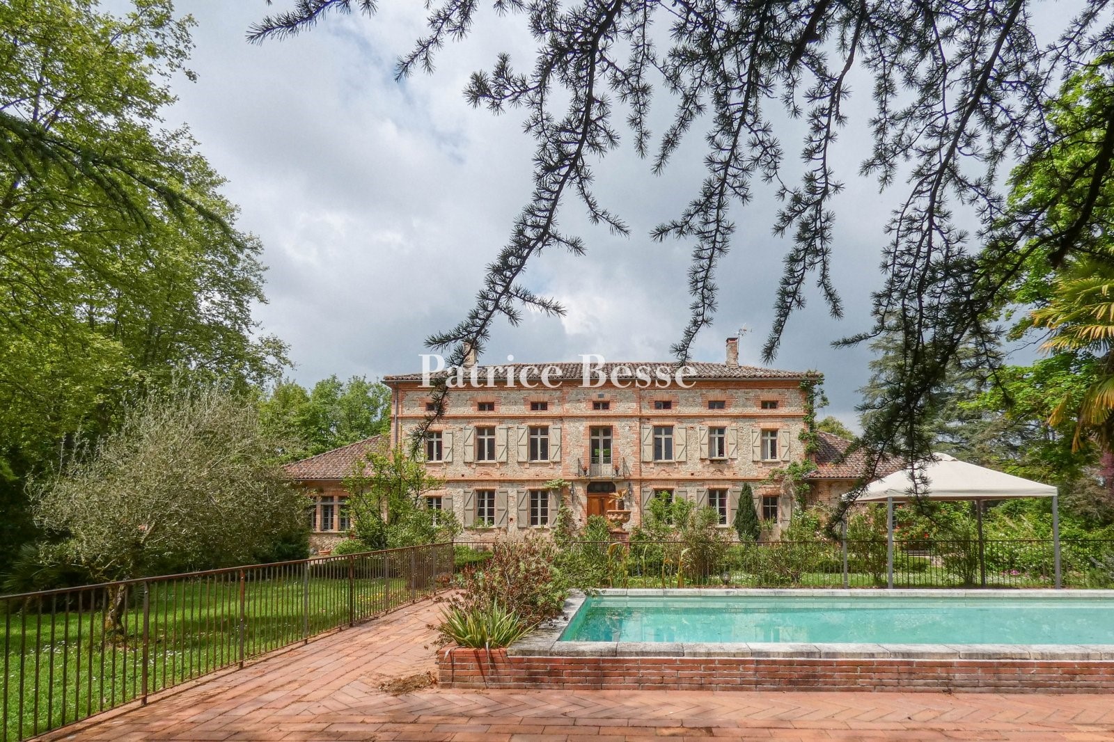 Luxury house for sale in Ambres