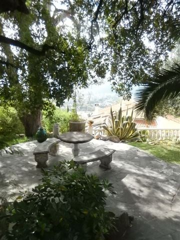 petite terrasse entre la maison et la piscine