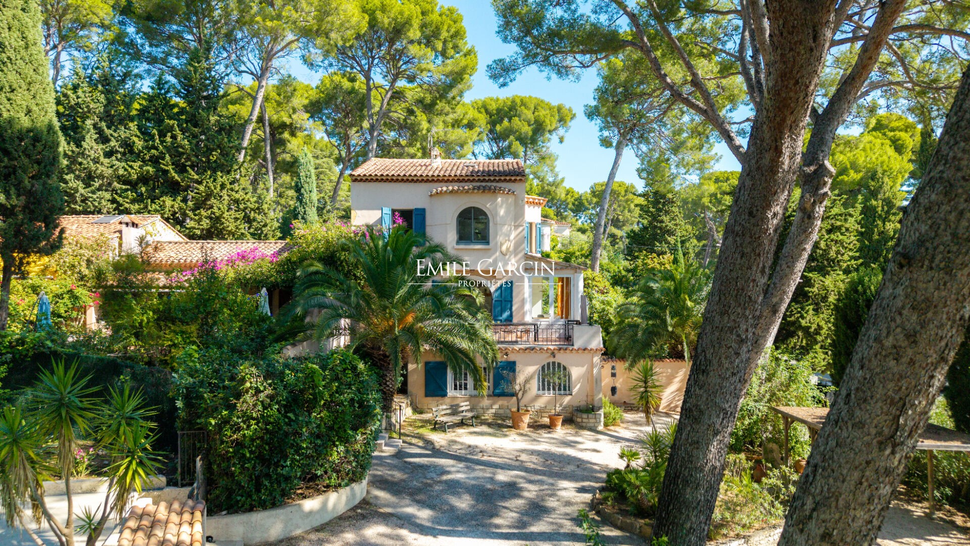 Luxury house for sale in the district Clos des Plages-Peymian