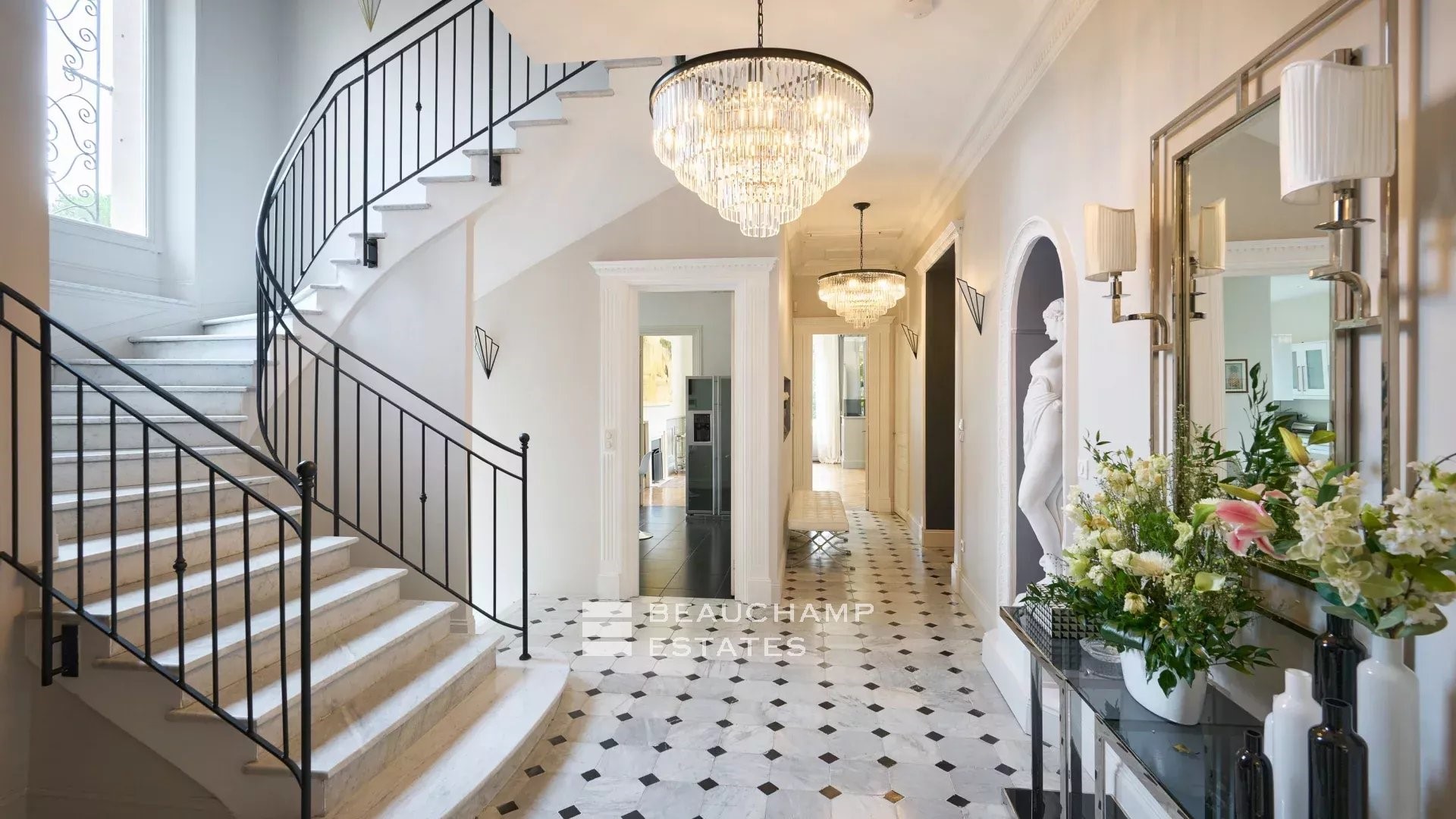 Luxury villa for sale in the district La Peyriere