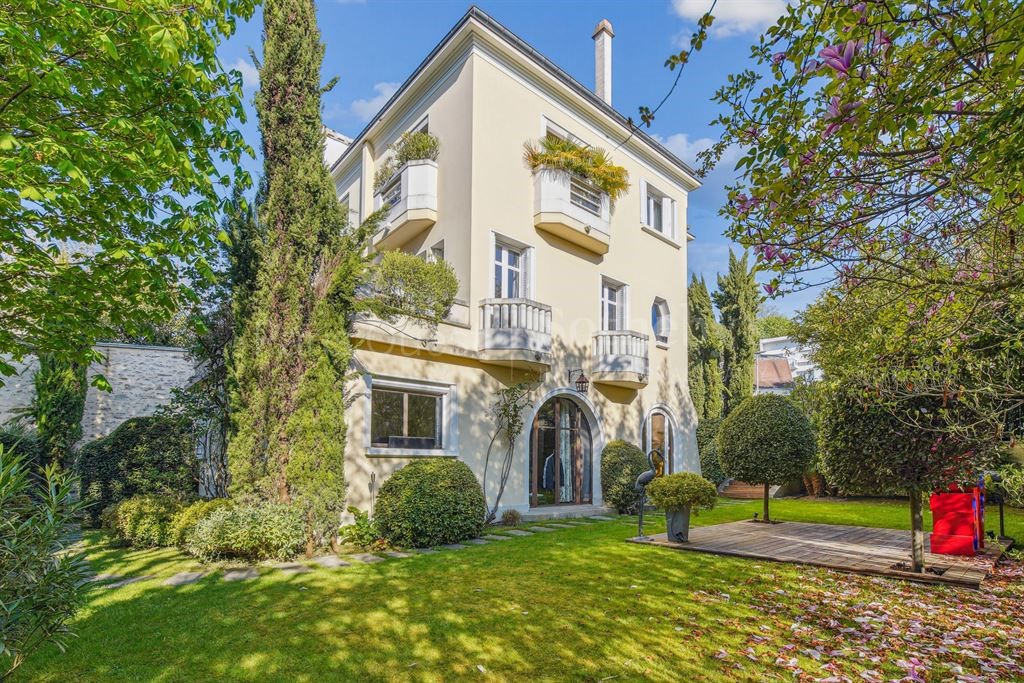 Maison de luxe à vendre dans le quartier Brancas-Fontenelles-Beauregard