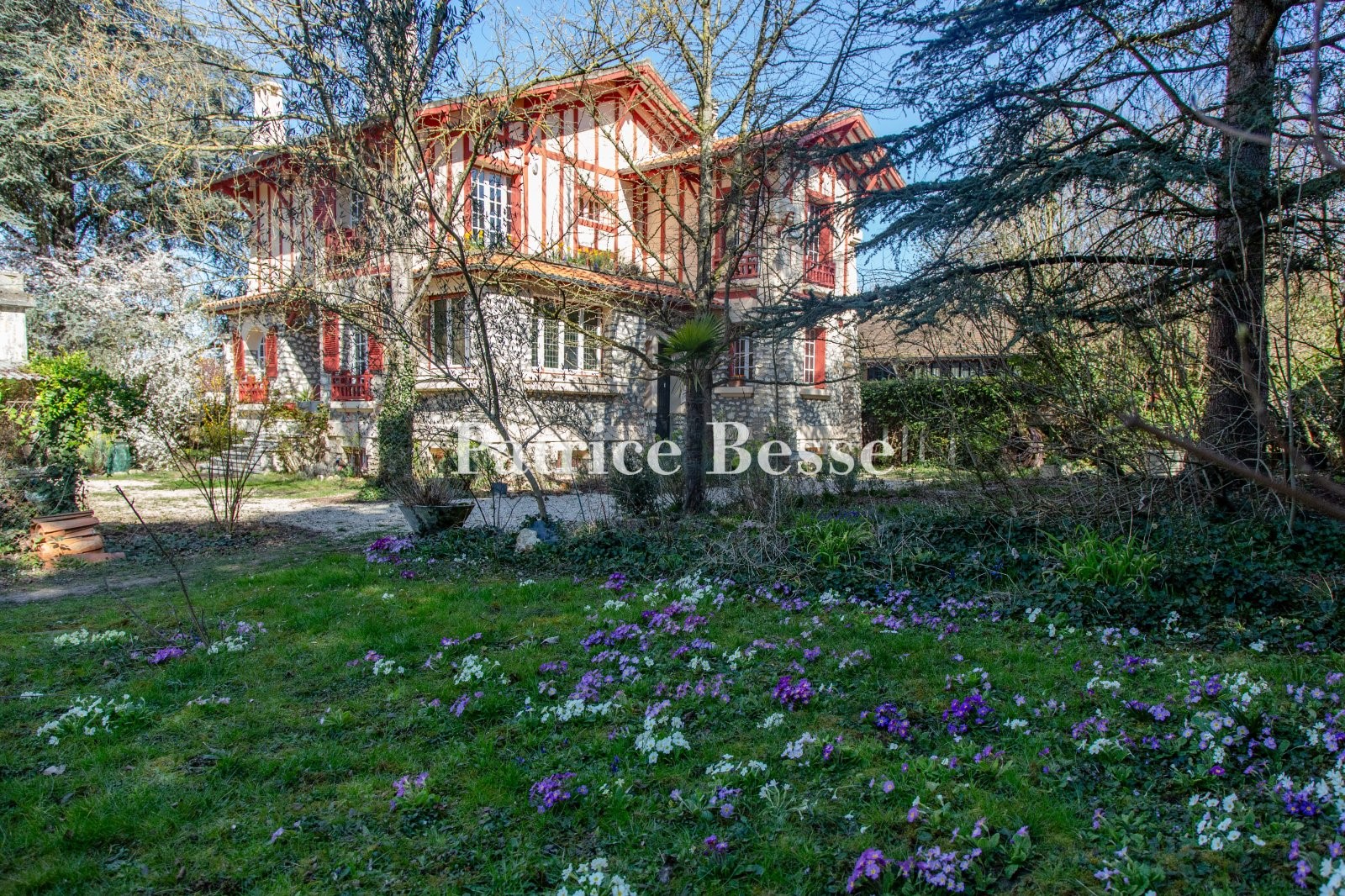 Old house for sale in the district Bas Montmorency Centre