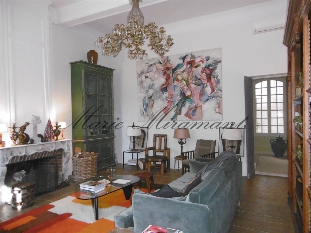 Private mansion for sale in Arles
