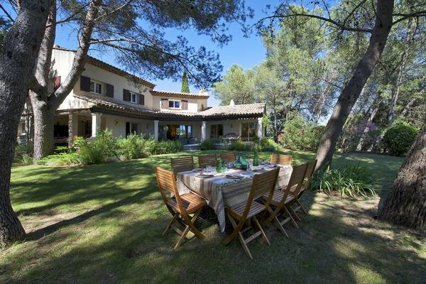 Déjeuner sur l'herbe dans la pinède. Vue générale de la maison coté Sud