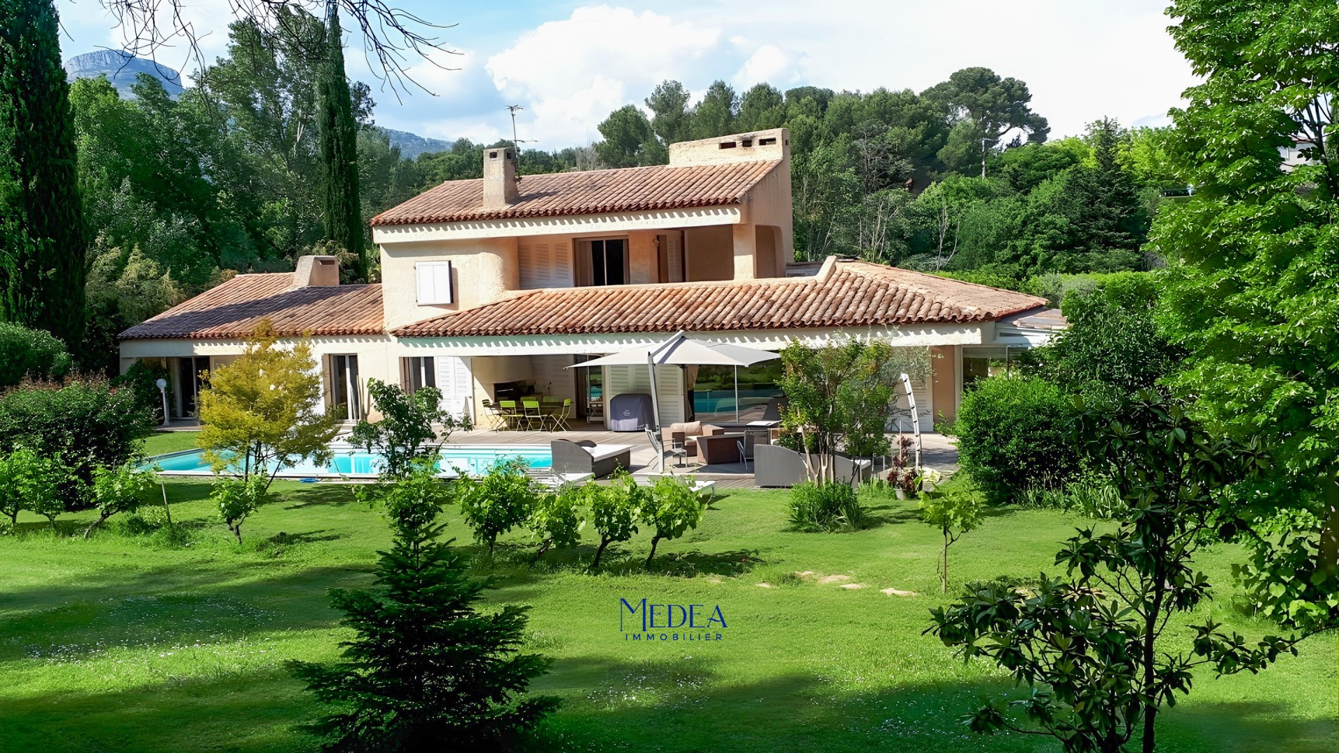 Luxury villa for sale in the district Ganteaume