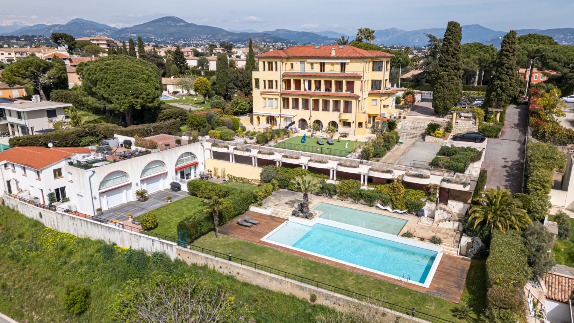 Luxe appartement te koop in Fabron