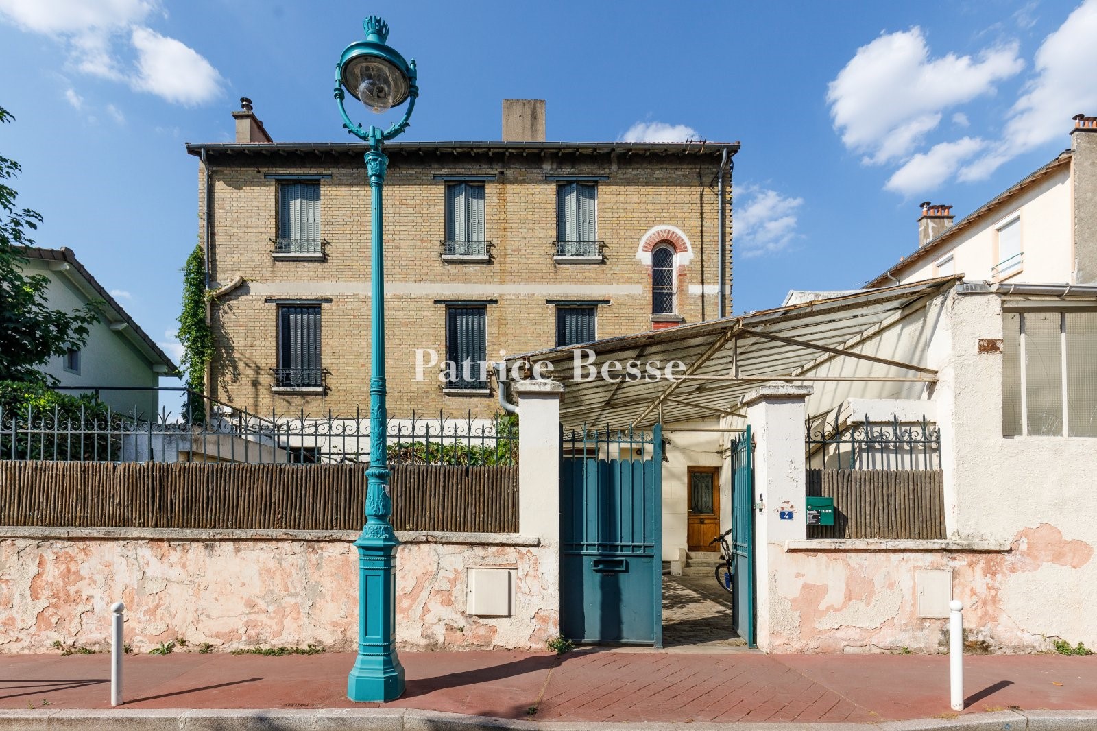 Old house for sale in the district Renaudel