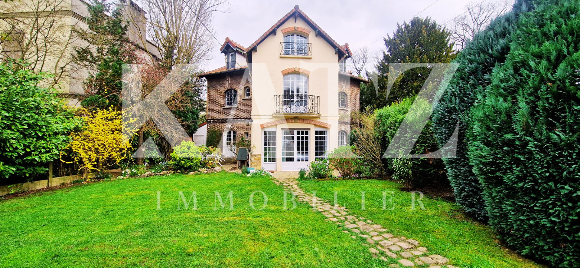 Luxury house for sale in the district Cote Saint Louis