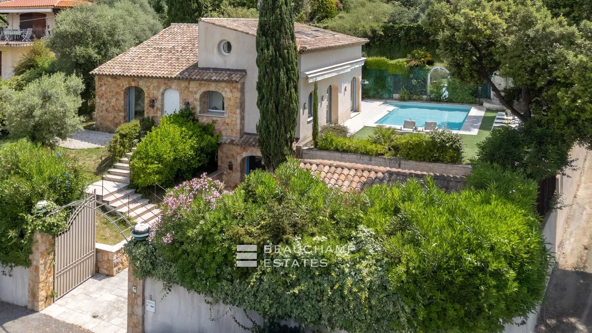 Villa de luxe à vendre dans le quartier Terrefial
