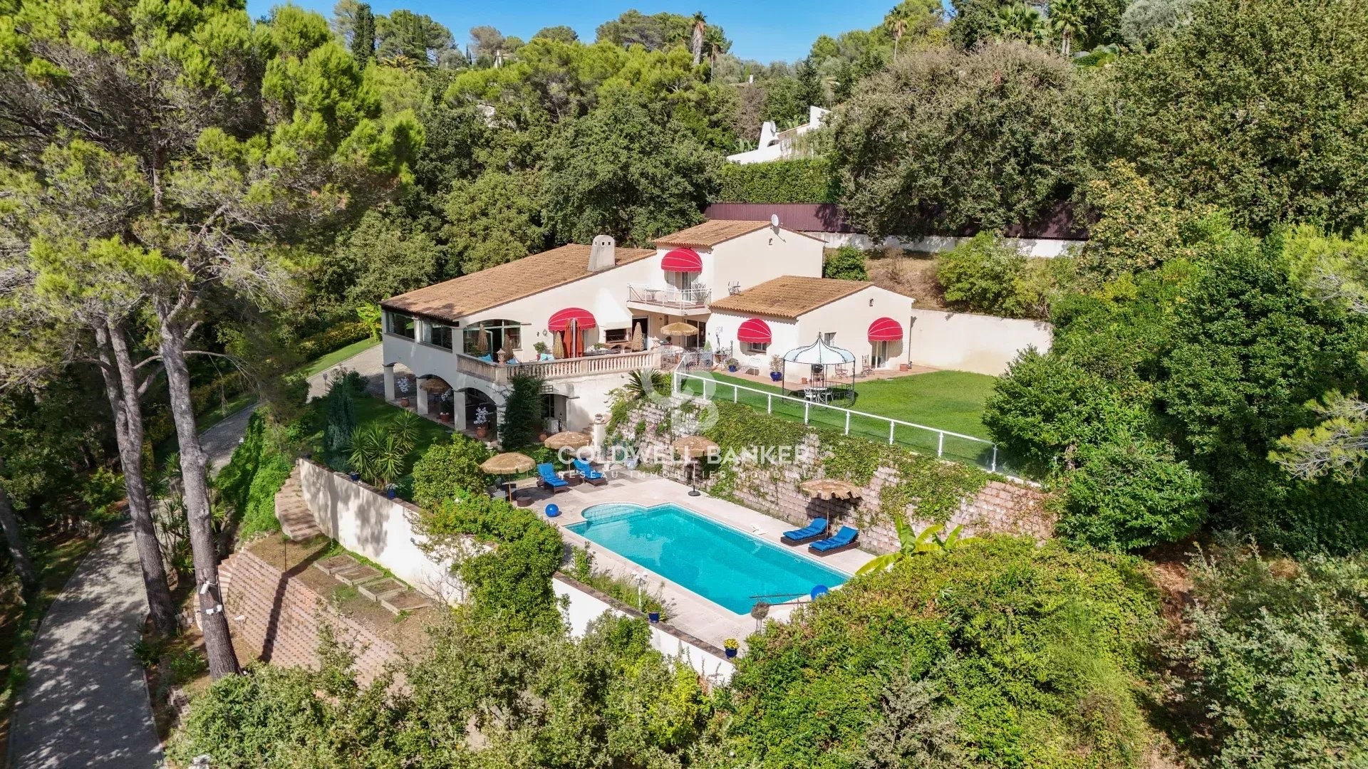 Luxury villa for sale in the district Village-Le Val-Cabrieres