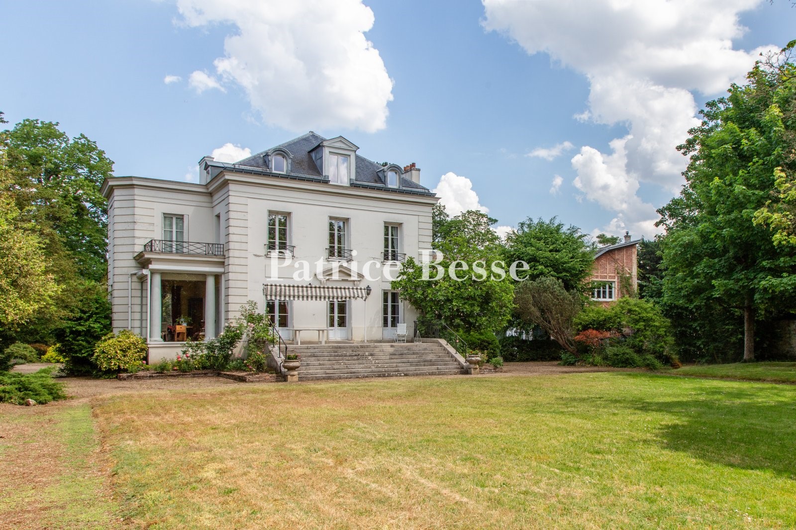 Old house for sale in the district Napoleon