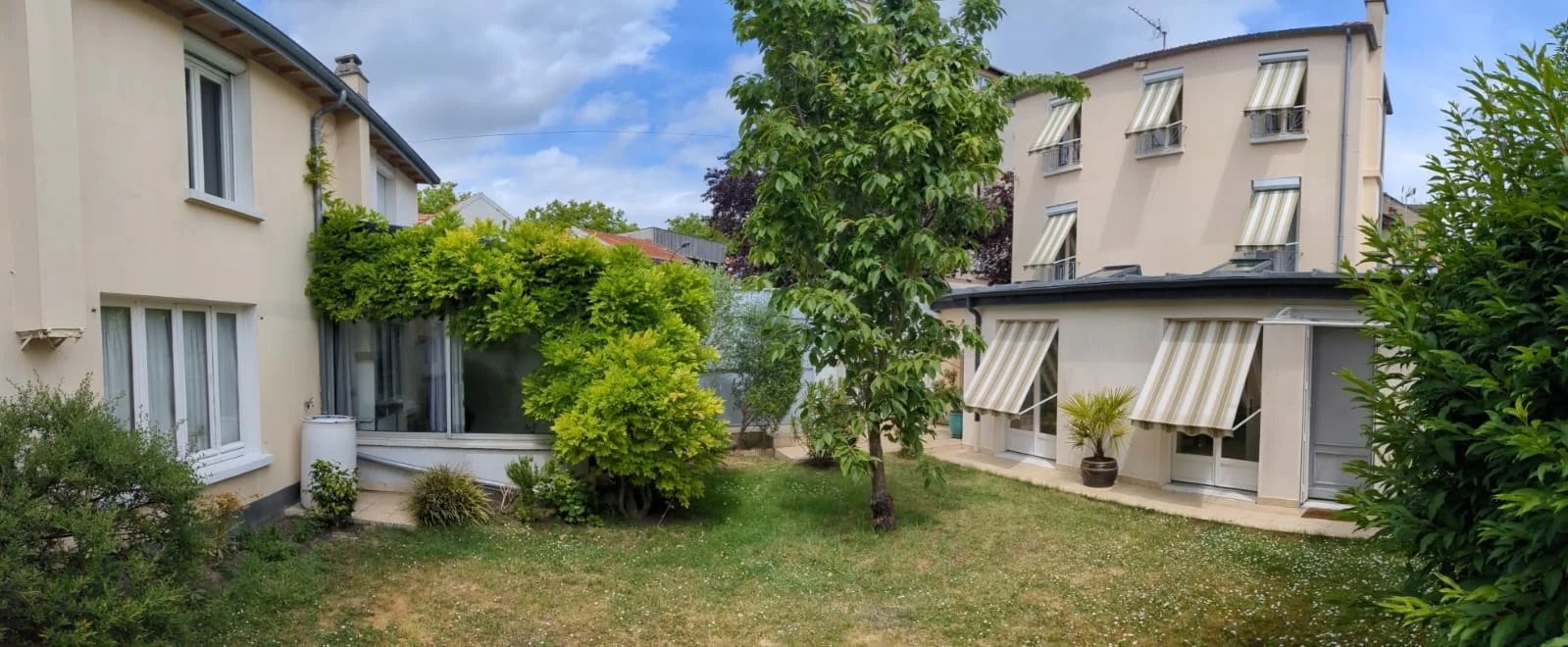 Town house for sale in the district Parapluies