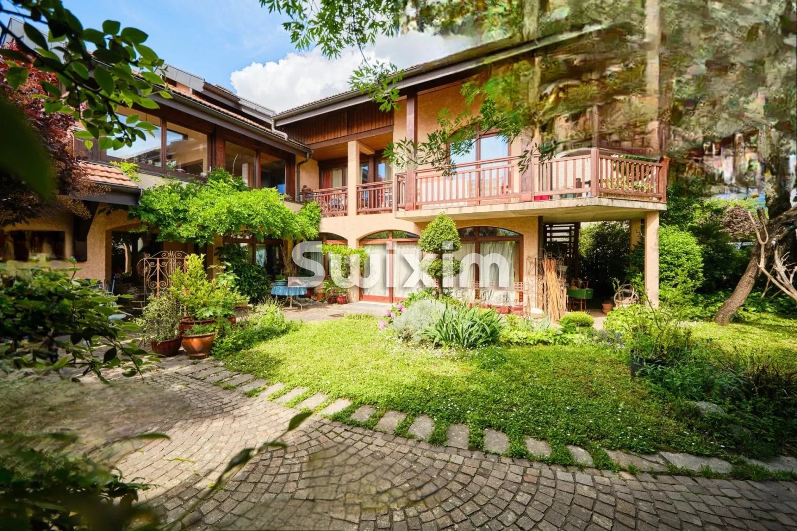 Maison 10 pièces 243 m²