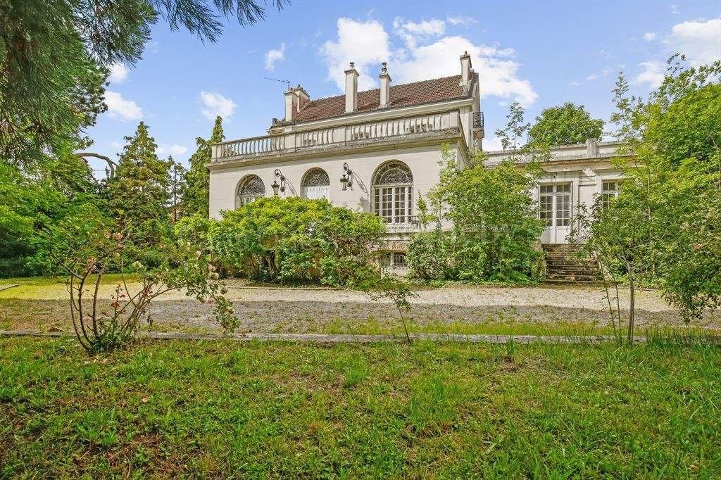 Private mansion for sale in the district Gressets-Centre-Garenne-Bechevet