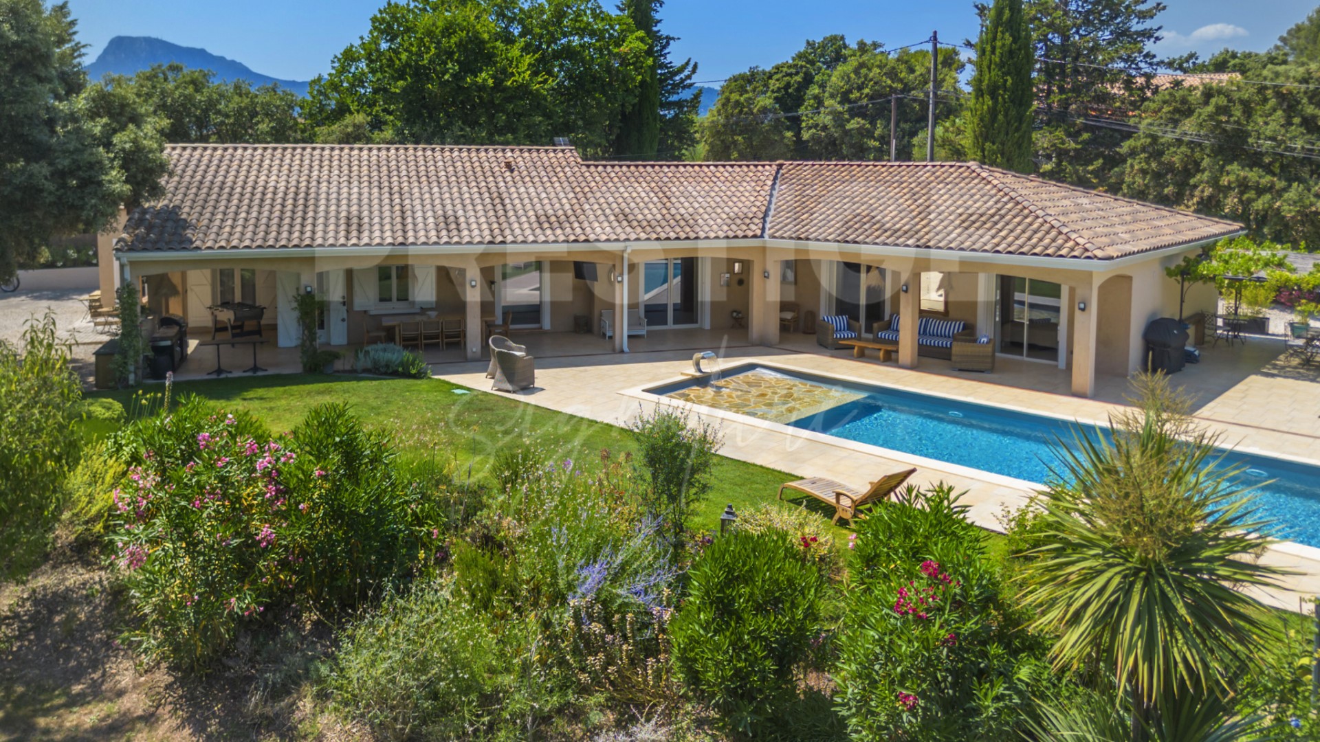 Luxury villa for sale in the district Est