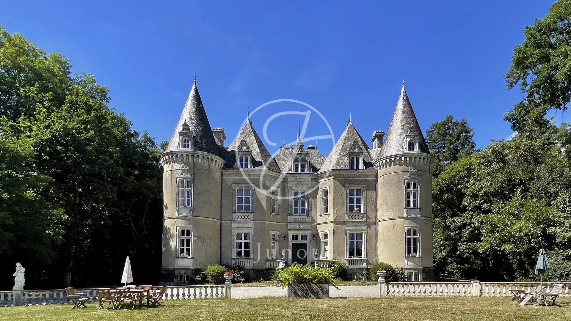 Castle for sale in Cornillé