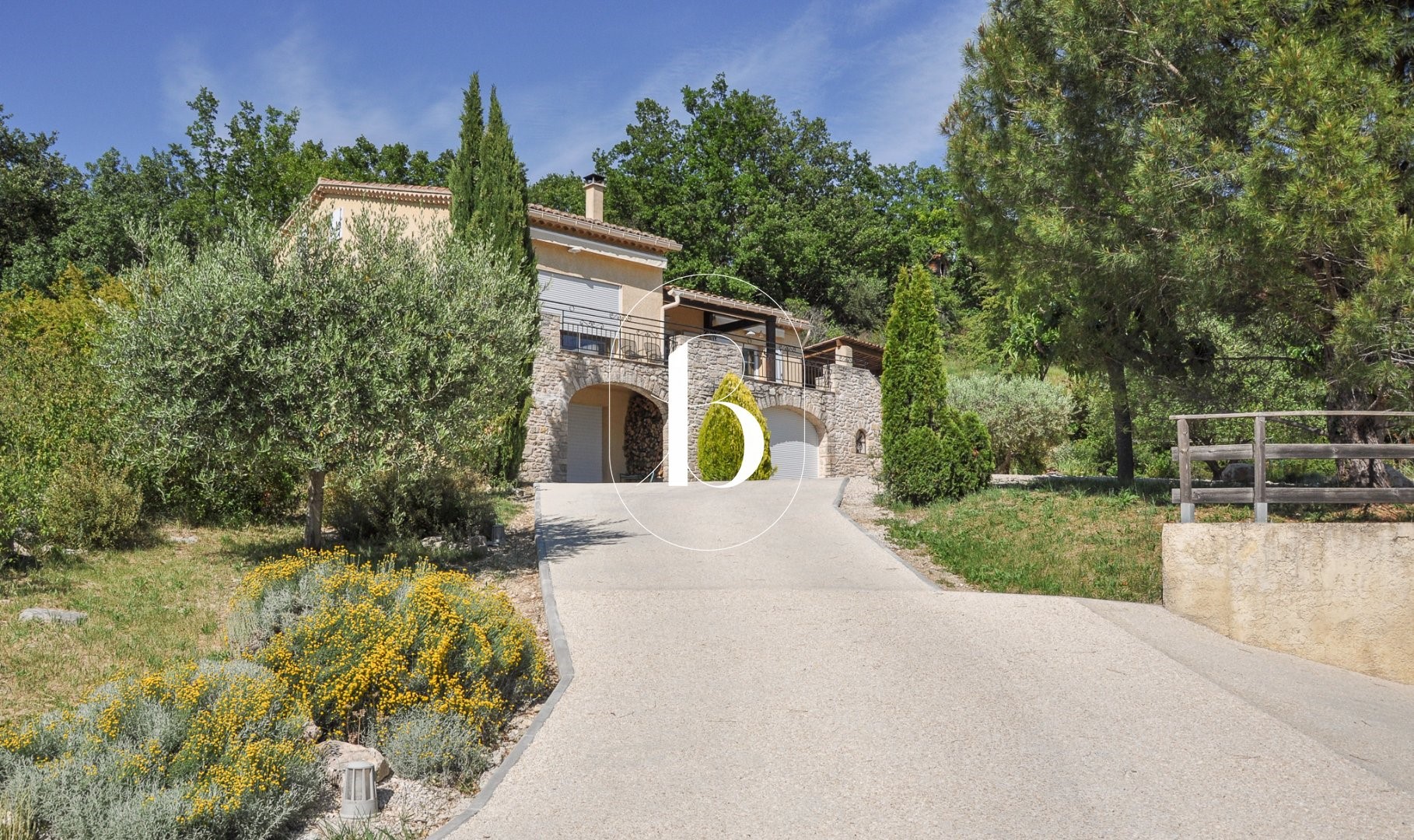 Luxe stadswoning te koop in Barjac