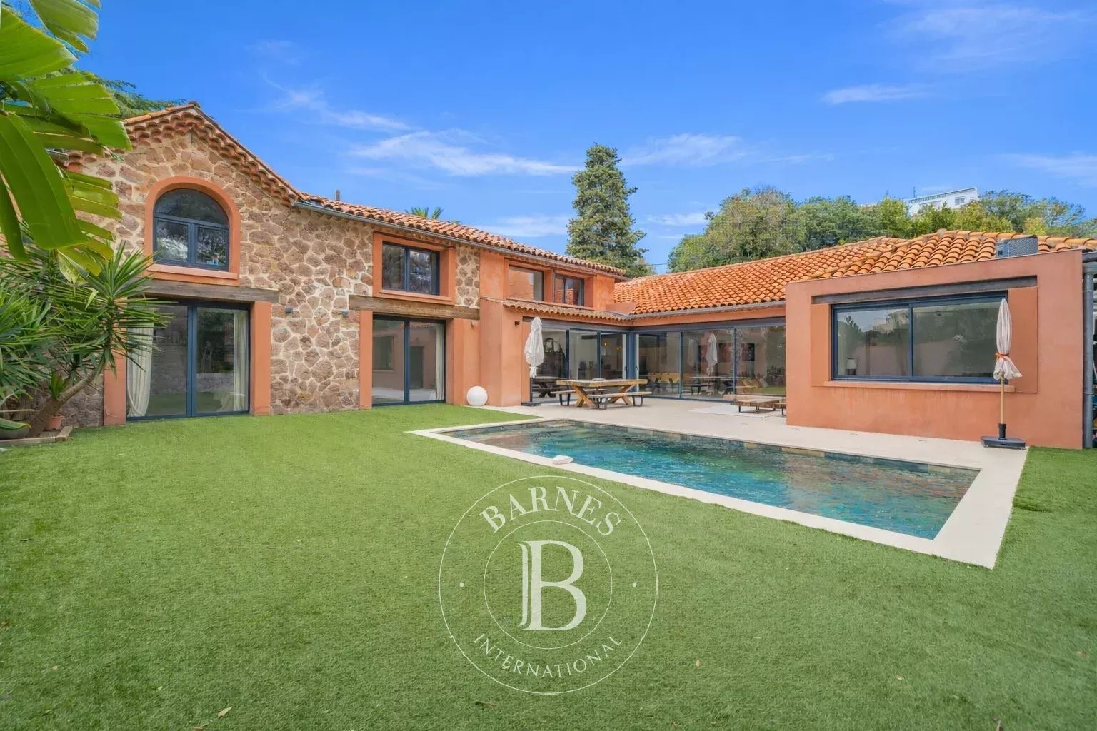 Luxury villa for sale in the district Plateau Notre Dame Sud-Bord de mer-Beaurivage