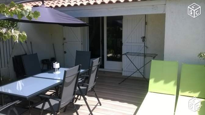 Terrasse ensoleillée avec vue sur vignoble